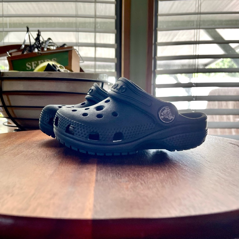 Crocs Unisex Kids/Toddler/Child  - Sizes 6(C) - Classic Clogs - Navy - Picture 3 of 7